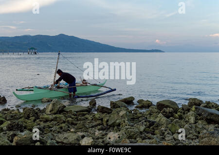 Eine leere Fischerboot auf den Felsen. Die Fischer kam nach Hause nach einem Angelausflug mit unzureichenden fangen und sein Boot auf der Stockfoto