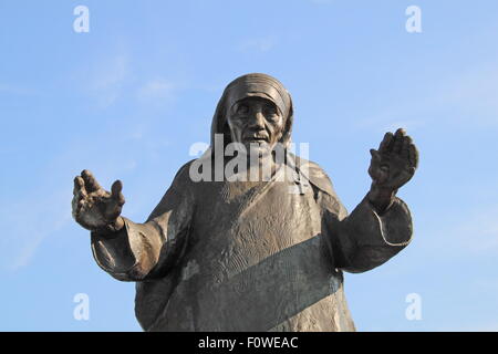 Statue der Heiligen (Mutter) Teresa am Eingang nach Tirana International Airport Nënë Tereza, Rinas, Albanien, Balkan, Europa Stockfoto