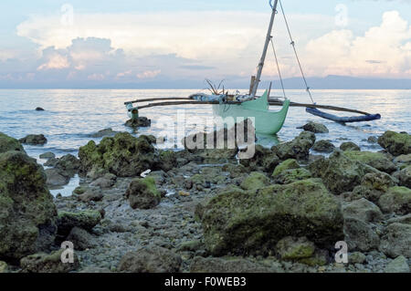 Eine leere Fischerboot auf den Felsen. Die Fischer kam nach Hause nach einem Angelausflug mit unzureichenden fangen und sein Boot auf der Stockfoto