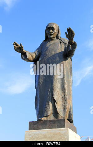 Statue der Heiligen (Mutter) Teresa am Eingang nach Tirana International Airport Nënë Tereza, Rinas, Albanien, Balkan, Europa Stockfoto