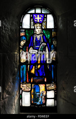 Glasfenster aus dem 1922 in Saint Margaret Kapelle in Edinburgh Castle. Das Fenster ehrt Margarethe. Stockfoto