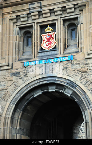 Edinburgh Castle. Die lateinische Phrase "Nemo mir Villengebieten Vorstadt-" über dem Haupteingang bedeutet "niemand greift mich ungestraft" Stockfoto