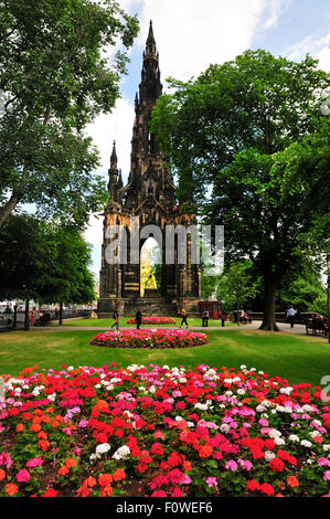 Helle Blüten führen, das Scott Monument mit einer Statue von Sir Walter Scott in Princes Street Gardens, Edinburgh Stockfoto