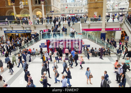 Die Natwest Geldautomaten an der Liverpool Street Station während eines belebten Rush Hour. Stockfoto