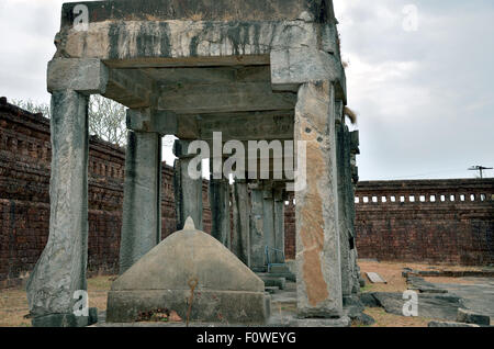 Stein-Struktur im Gomateshwara Anbau, Karkala Stockfoto