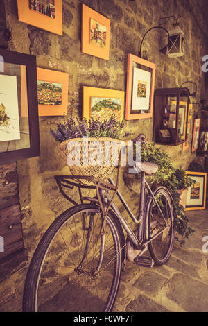 Altes Fahrrad beladen mit Blumen irgendwo in der Toskana Stockfoto