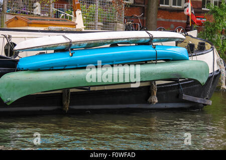 Kanus an Bord des Schiffes in Amsterdam Stockfoto