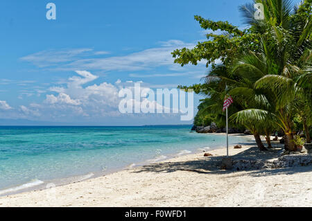 Eine amerikanische Flagge am Ufer Meeres. Ein schöner Strand in der badischen Insel in Cebu. Bei vielen amerikanischen Touristen in der Gegend ein Stockfoto