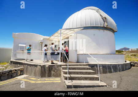 Touristen besuchen Teleskope am Teide Observatorium am 7. Juli 2015 auf Teneriffa, Kanarische Inseln, Spanien. Stockfoto