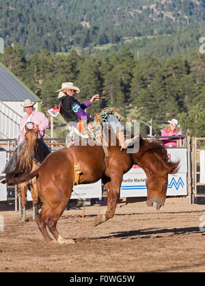 Estes Park, Colorado - Bareback riding Wettbewerb beim Rodeo auf dem Dach. Stockfoto