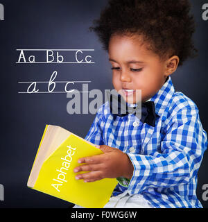 Kleiner Junge am Sprachkurs, hält in Händen Alphabet, Buchstaben lernen und Rechtschreibung, Vorbereitung zur ersten Klasse gehen Stockfoto