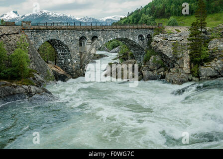 Brücke über raues Wasser Stockfoto