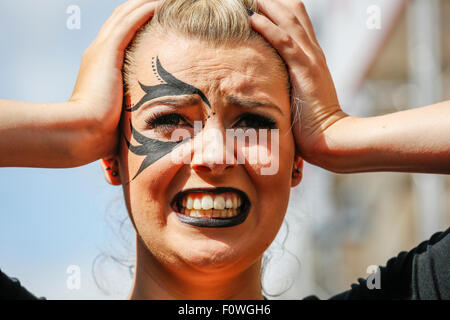 Frau hält ihren Kopf in Angst, als Gesetzgeber, Edinburgh Fringe Festival, Schottland, UK Stockfoto