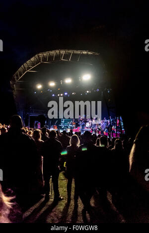 Castle Howard, Yorkshire, Großbritannien. 21. August 2015. 21. August 2015: Jools Holland und seiner Rhythm &amp; Blues Orchestra spielen eine Konzert im Freien im Castle Howard am großen See. Bildnachweis: Bailey-Cooper Fotografie/Alamy Live-Nachrichten Stockfoto