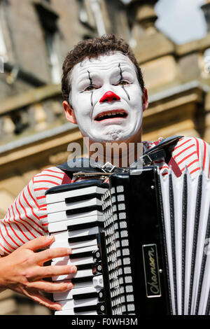 Freddy Crossley spielt Akkordeon und Werbung eine Show beim Edinburgh Fringe Festival, High Street, Royal Mile, Edinburgh, Sc Stockfoto