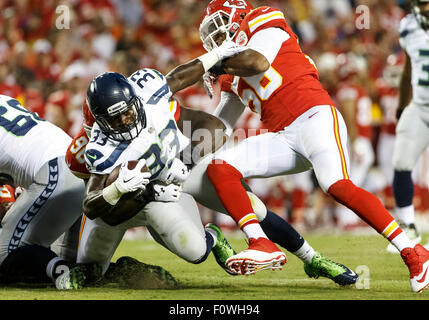 Kansas City, Missouri, USA. 21. August 2015. Seattle Seahawks Runningback Christine Michael (33) von Kansas City Chiefs innen Linebacker Derrick Johnson (56) während die NFL Vorsaison Spiel zwischen den Seattle Seahawks und die Kansas City Chiefs im Arrowhead Stadium in Kansas City, MO Tim Warner/CSM in Angriff genommen wird. Bildnachweis: Cal Sport Media/Alamy Live-Nachrichten Stockfoto