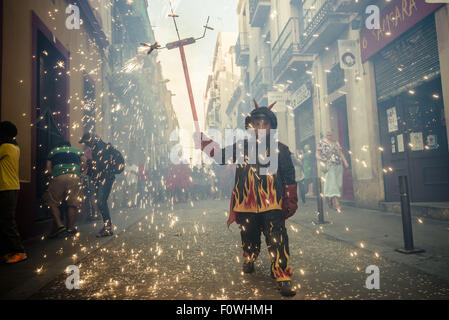 Barcelona, Katalonien, Spanien. 21. August 2015. Ein Kind in einem Teufel Kostüm läuft mit seinem Feuerwerk während der "Correfocs" Feuer-Lauf am Ende des Festa Major de Gracia. Bildnachweis: Matthias Oesterle/ZUMA Draht/Alamy Live-Nachrichten Stockfoto