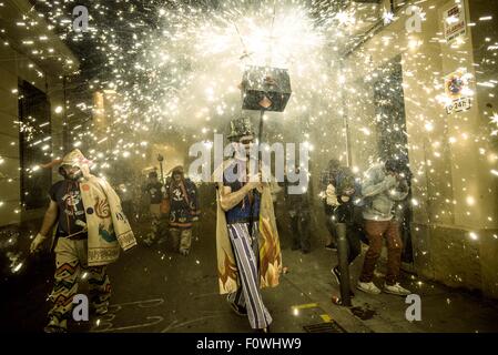 Barcelona, Katalonien, Spanien. 21. August 2015. Feuer-Läufer auf den Weg ihren Feuerwerk während der "Corefocs" bei der "Festa Major de Gracia" Credit: Matthias Oesterle/ZUMA Draht/Alamy Live News Stockfoto