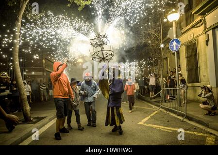 Barcelona, Katalonien, Spanien. 21. August 2015. Feuer-Läufer auf den Weg ihren Feuerwerk während der "Corefocs" bei der "Festa Major de Gracia" Credit: Matthias Oesterle/ZUMA Draht/Alamy Live News Stockfoto