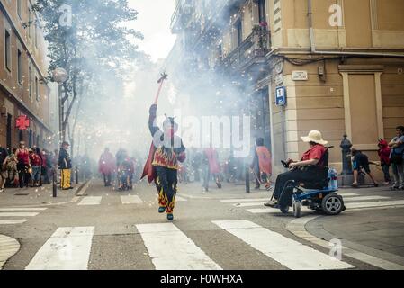 Barcelona, Katalonien, Spanien. 21. August 2015. Ein Kind in einem Teufel Kostüm läuft mit seinem Feuerwerk während der "Correfocs" Feuer-Lauf am Ende des Festa Major de Gracia. Bildnachweis: Matthias Oesterle/ZUMA Draht/Alamy Live-Nachrichten Stockfoto