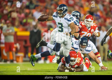 Kansas City, Missouri, USA. 21. August 2015. Seattle Seahawks QB #3 Russell Wilson pitching der Fußballs unter Druck während der NFL-Football-pre-Season-Spiel zwischen den Kansas City Chiefs und die Seattle Seahawks am Arrowhead Stadium in Kansas City, Missouri.Ke Lu/CSM Credit: Cal Sport Media/Alamy Live News Stockfoto