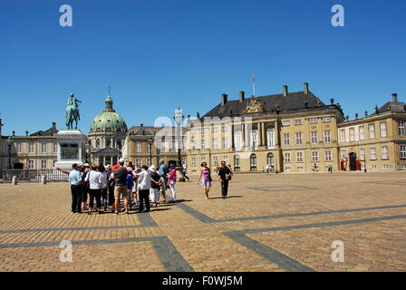 Königliche Schloss Amalienborg mit der monumentale Reiterstatue Amalienborgs Gründers, König Frederick V in Kopenhagen, Dänemark Stockfoto