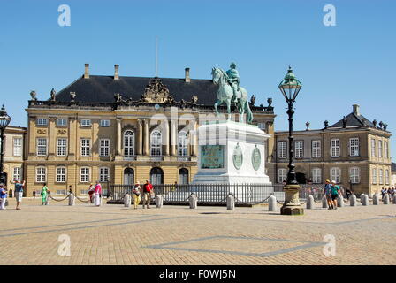 Königliche Schloss Amalienborg mit der monumentale Reiterstatue Amalienborgs Gründers, König Frederick V in Kopenhagen, Dänemark Stockfoto