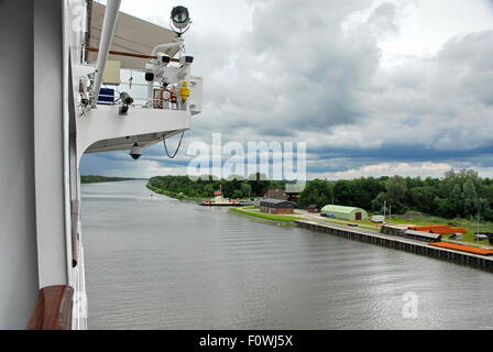 Der Nord-Ostsee-Kanal ist ein 61 mi lange Süßwasser-Kanal im deutschen Bundesland Schleswig-Holstein Stockfoto