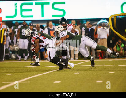 East Rutherford, New Jersey, USA. 21. August 2015. Jets defensive End Leonard Williams (62) macht einem Zweikampf auf Falken Runningback Terron Ward (33) in der ersten Hälfte während Vorsaison Aktion zwischen den Atlanta Falcons und die New York Jets MetLife Stadium in East Rutherford, New Jersey. Duncan Williams/CSM/Alamy Live-Nachrichten Stockfoto