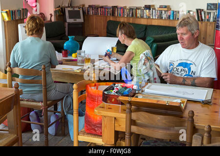 Expat-Kunst-Klasse im Café De La Gare, Genac, Poitiers Charente, Süd-west Frankreich Stockfoto