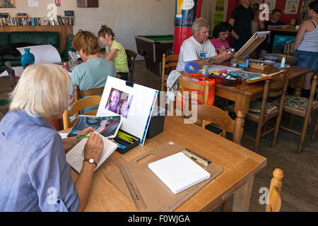 Expat Kunstunterricht an Café De La Gare, Genac, Charente, Frankreich Stockfoto