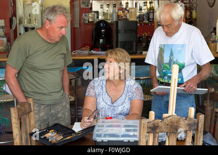 Expat Kunstunterricht an Café De La Gare, Genac, Poitiers Charente, Frankreich Stockfoto