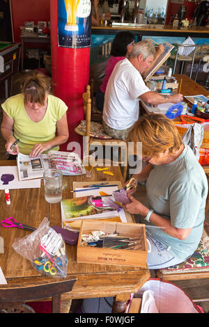 Expat Kunstunterricht an Café De La Gare, Genac, Charente, Frankreich Stockfoto