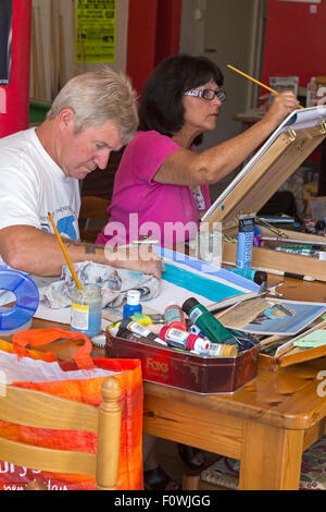 Expat-Kunst-Klasse im Café De La Gare, Genac, Poitiers Charente, Süd-west Frankreich Stockfoto