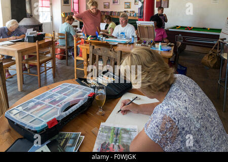 Expat-Kunst-Klasse im Café De La Gare, Genac, Poitiers Charente, Süd-west Frankreich Stockfoto