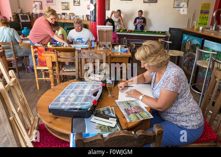 Expat-Kunst-Klasse im Café De La Gare, Genac, Poitiers Charente, Süd-west Frankreich Stockfoto