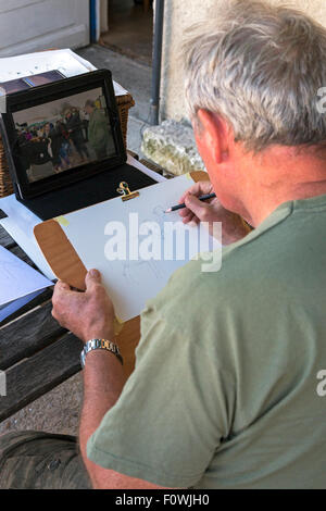 Expat-Kunst-Klasse im Café De La Gare, Genac, Poitiers Charente, Süd-west Frankreich Stockfoto