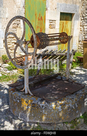 Altes französisches Dorf Gebäude und Wasser gut, Genac, Poitiers Charente, Süd-west Frankreich Stockfoto