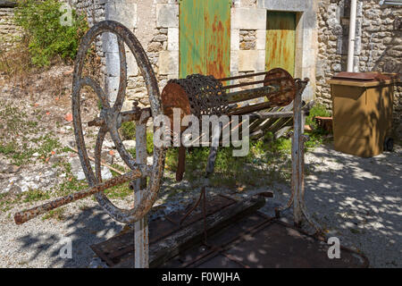 Altes französisches Dorf Gebäude und Wasser gut, Genac, Poitiers Charente, Süd-west Frankreich Stockfoto