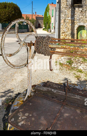 Altes französisches Dorf Gebäude und Brunnen, Genac, Poitiers Charente, Süd-west Frankreich Stockfoto