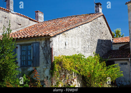 Altes französisches Dorf Gebäude, Genac, Poitiers Charente, Süd-west Frankreich Stockfoto