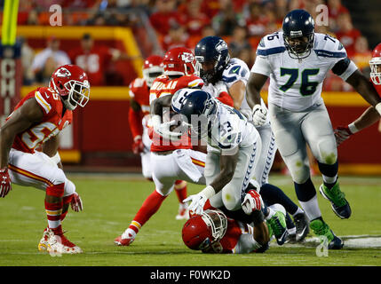 Kansas City, Missouri, USA. 21. August 2015. Seattle Seahawks Runningback Christine Michael (33) von Kansas City Chiefs innen Linebacker Derrick Johnson (56) während die NFL Vorsaison Spiel zwischen den Seattle Seahawks und die Kansas City Chiefs im Arrowhead Stadium in Kansas City, MO Tim Warner/CSM in Angriff genommen wird. Bildnachweis: Cal Sport Media/Alamy Live-Nachrichten Stockfoto