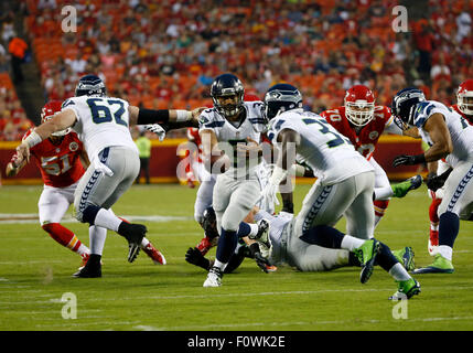 Kansas City, Missouri, USA. 21. August 2015. Seattle Seahawks Quarterback Russell Wilson (3) übergibt den Ball an Seattle Seahawks Runningback Christine Michael (33) während der NFL Preseason-Spiel zwischen den Seattle Seahawks und die Kansas City Chiefs im Arrowhead Stadium in Kansas City, MO Tim Warner/CSM. Bildnachweis: Cal Sport Media/Alamy Live-Nachrichten Stockfoto