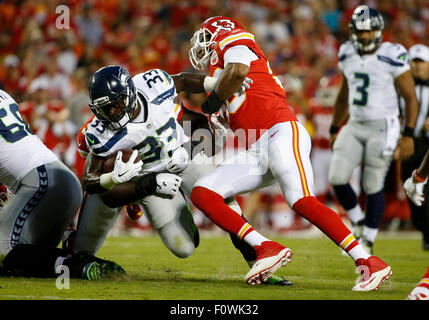 Kansas City, Missouri, USA. 21. August 2015. Kansas City Chiefs innen Linebacker Derrick Johnson (56) befasst sich mit Seattle Seahawks Runningback Christine Michael (33) während die NFL Vorsaison Spiel zwischen den Seattle Seahawks und die Kansas City Chiefs im Arrowhead Stadium in Kansas City, MO Tim Warner/CSM. Bildnachweis: Cal Sport Media/Alamy Live-Nachrichten Stockfoto
