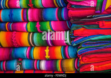 Maya decken Textil-Designs auf dem Markt in Chichicastenango in Guatemala Stockfoto