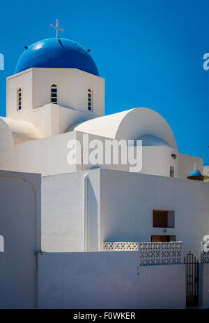 Legendären blauen Kuppelkirche in der Stadt Thira auf der griechischen Insel Santorini (Thira) Stockfoto