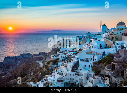 Legendären Sonnenuntergang in die Stadt Oia auf der griechischen Insel Santorini (Thira) Stockfoto