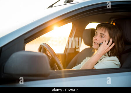 Junge Geschäftsfrau Auto und Telefon anrufen Stockfoto