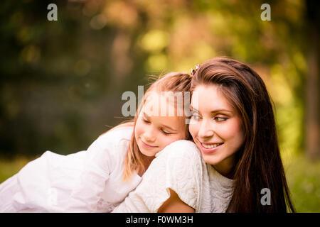 Glückliche Mutter, tolle Zeit zusammen mit ihrer Tochter in der Natur Stockfoto