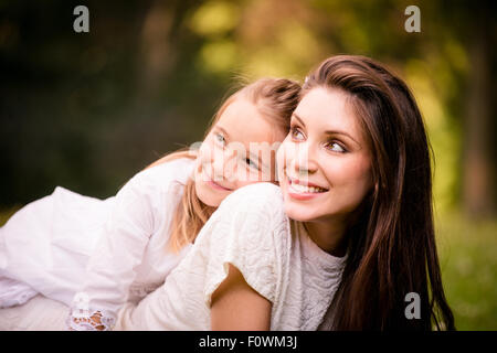 Glückliche Mutter, tolle Zeit zusammen mit ihrer Tochter in der Natur Stockfoto
